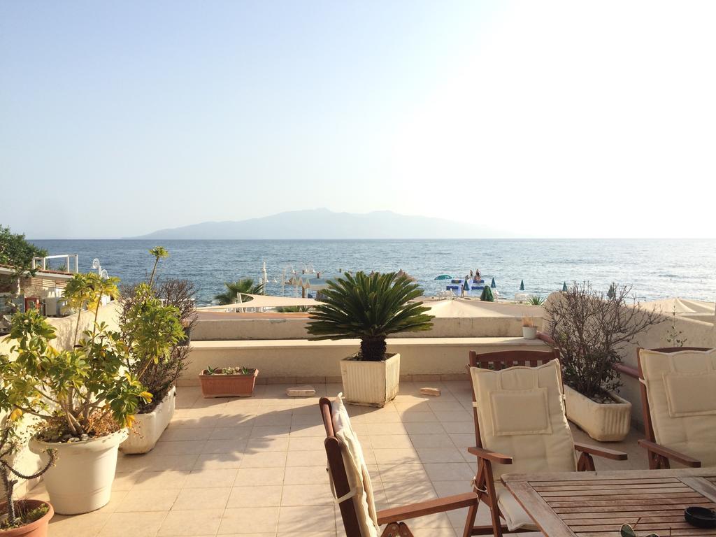 布干维尔岛湾公寓 Sarandë 客房 照片